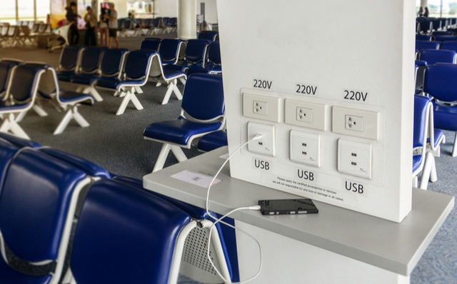 Cảnh báo dễ bị đánh cắp dữ liệu cá nhân khi sạc điện thoại ở sân bay, khách sạn hoặc nơi công cộng!- Ảnh 1. Cảnh báo dễ bị đánh cắp dữ liệu cá nhân khi sạc điện thoại ở sân bay, khách sạn hoặc nơi công cộng!- Ảnh 1.