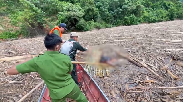 Xót xa hình ảnh công an Điện Biên vật lộn giữa dòng củi rác tìm kiếm người mất tích do lũ quét- Ảnh 1. Xót xa hình ảnh công an Điện Biên vật lộn giữa dòng củi rác tìm kiếm người mất tích do lũ quét- Ảnh 1.