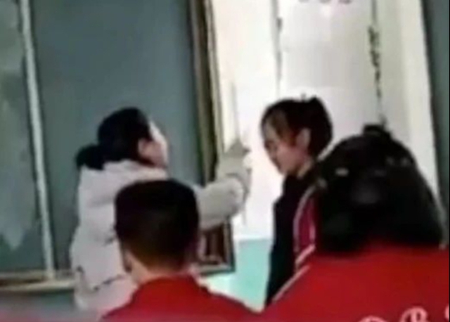 Bé gái 9 tuổi bị giáo viên đánh đến xuất huyết não vì làm bài tập sai, cảnh sát kết luận: Cô giáo hoàn toàn không có lỗi, dư luận cũng ủng hộ- Ảnh 2. Bé gái 9 tuổi bị giáo viên đánh đến xuất huyết não vì làm bài tập sai, cảnh sát kết luận: Cô giáo hoàn toàn không có lỗi, dư luận cũng ủng hộ- Ảnh 2.
