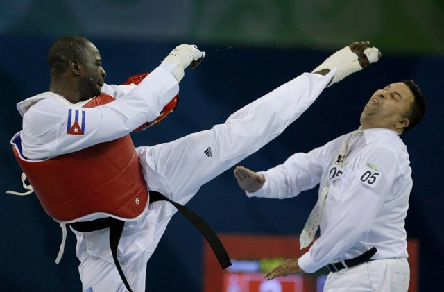 Những bê bối chấn động lịch sử Olympic: Sao nữ đuổi đồng đội ra khỏi phòng để "làm chuyện ấy", chị em sinh đôi mạo danh nhau, trọng tài bị đá dã man!- Ảnh 10. Những bê bối chấn động lịch sử Olympic: Sao nữ đuổi đồng đội ra khỏi phòng để "làm chuyện ấy", chị em sinh đôi mạo danh nhau, trọng tài bị đá dã man!- Ảnh 10.