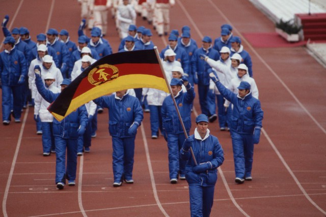 Những bê bối chấn động lịch sử Olympic: Sao nữ đuổi đồng đội ra khỏi phòng để "làm chuyện ấy", chị em sinh đôi mạo danh nhau, trọng tài bị đá dã man!- Ảnh 17. Những bê bối chấn động lịch sử Olympic: Sao nữ đuổi đồng đội ra khỏi phòng để "làm chuyện ấy", chị em sinh đôi mạo danh nhau, trọng tài bị đá dã man!- Ảnh 17.