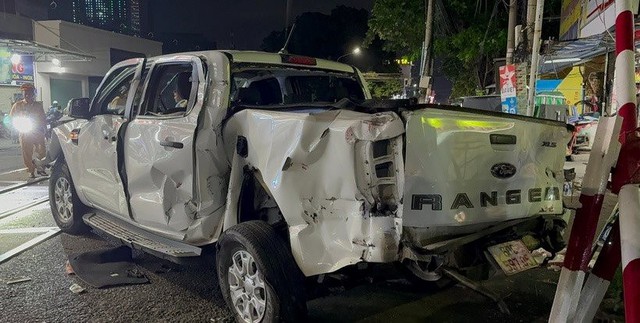 Vụ xe bán tải cố vượt rào chắn, bị tàu hỏa tông ở Đồng Nai: 4 người trong ô tô bị văng ra đường sau cú va chạm kinh hoàng- Ảnh 2. Vụ xe bán tải cố vượt rào chắn, bị tàu hỏa tông ở Đồng Nai: 4 người trong ô tô bị văng ra đường sau cú va chạm kinh hoàng- Ảnh 2.