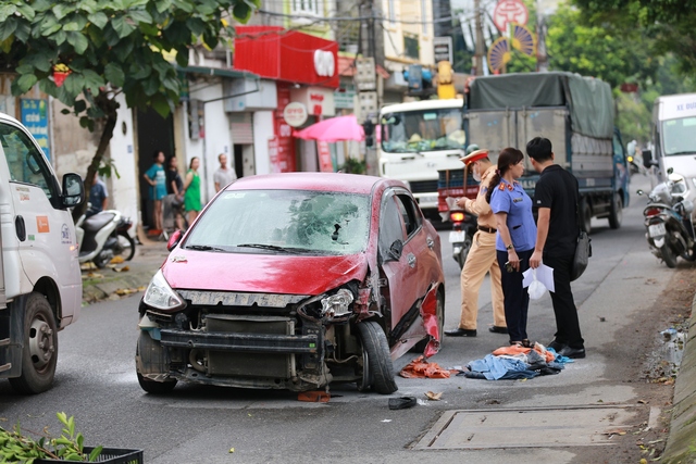 Hà Nội: Hiện trường vụ tài xế tự đốt ô tô sau va chạm với xe máy- Ảnh 1. Hà Nội: Hiện trường vụ tài xế tự đốt ô tô sau va chạm với xe máy- Ảnh 1.