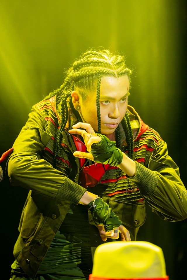 BB Trần căng thẳng vì bất đồng quan điểm với 1 BB Trần căng thẳng vì bất đồng quan điểm với 1