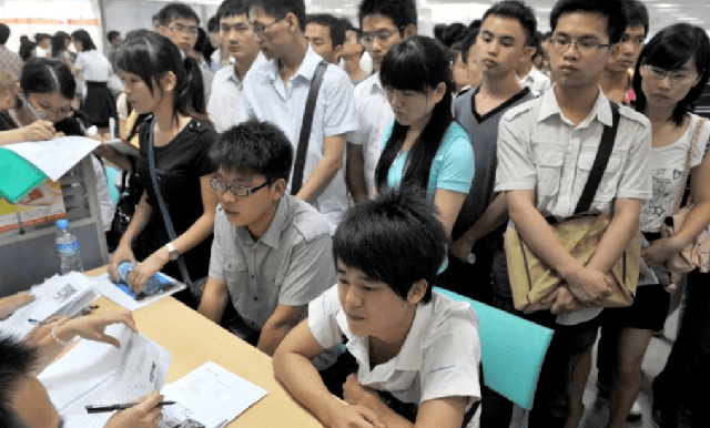 Nam sinh thi đại học điểm thấp tẹt vẫn đỗ "trường top", bố phấn khích mở tiệc ăn mừng nhưng giáo viên gay gắt: "Hãy báo cảnh sát ngay!"- Ảnh 2. Nam sinh thi đại học điểm thấp tẹt vẫn đỗ "trường top", bố phấn khích mở tiệc ăn mừng nhưng giáo viên gay gắt: "Hãy báo cảnh sát ngay!"- Ảnh 2.