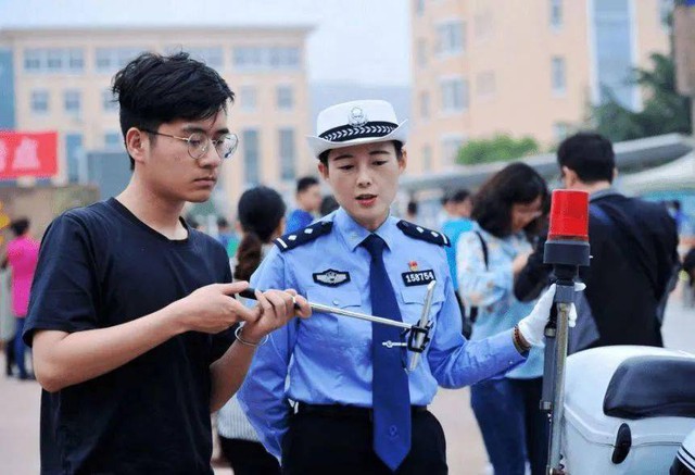Nam sinh thi đại học điểm thấp tẹt vẫn đỗ "trường top", bố phấn khích mở tiệc ăn mừng nhưng giáo viên gay gắt: "Hãy báo cảnh sát ngay!"- Ảnh 1. Nam sinh thi đại học điểm thấp tẹt vẫn đỗ "trường top", bố phấn khích mở tiệc ăn mừng nhưng giáo viên gay gắt: "Hãy báo cảnh sát ngay!"- Ảnh 1.