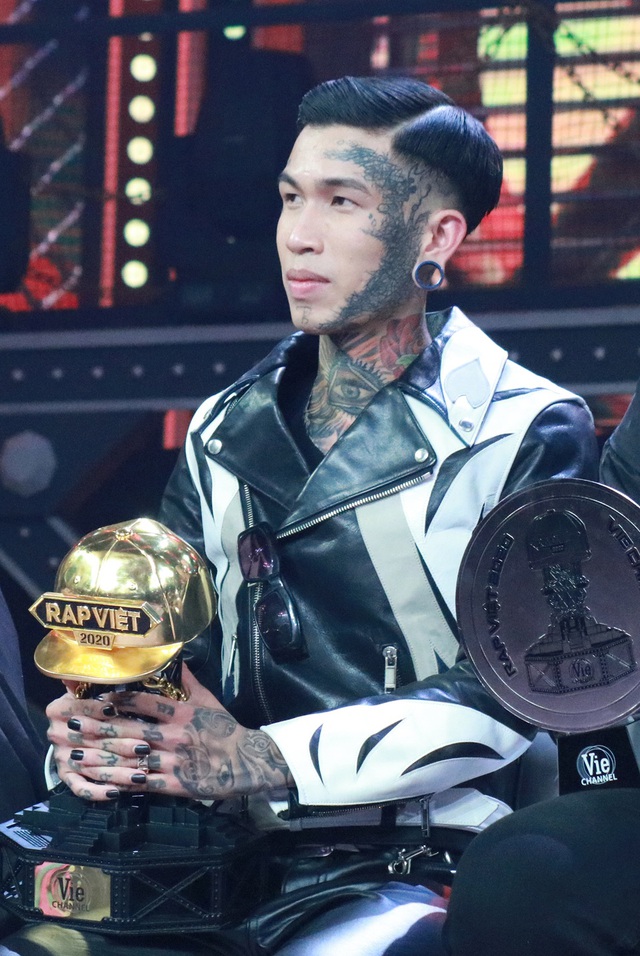 Sốc: Quán quân Rap Việt mùa 1 bị đồng đội cũ tố vô ơn, nhờ người khác viết lời, làm giả hợp đồng?- Ảnh 4. Sốc: Quán quân Rap Việt mùa 1 bị đồng đội cũ tố vô ơn, nhờ người khác viết lời, làm giả hợp đồng?- Ảnh 4.