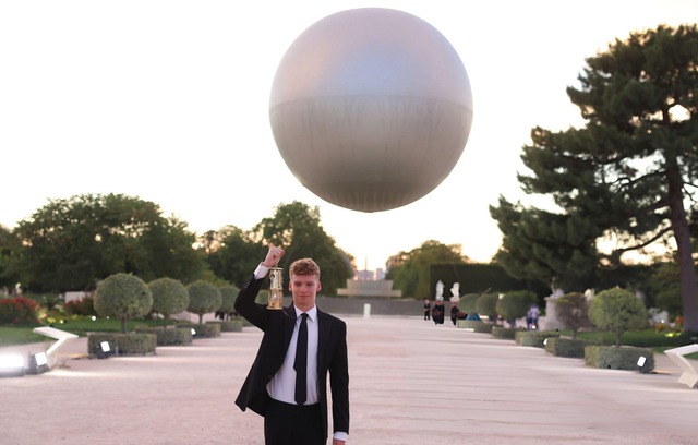 Lễ bế mạc Olympic 2024: Hành trình xuyên không gian - thời gian mãn nhãn và cái kết nghẹt thở như phim hành động Hollywood- Ảnh 1. Lễ bế mạc Olympic 2024: Hành trình xuyên không gian - thời gian mãn nhãn và cái kết nghẹt thở như phim hành động Hollywood- Ảnh 1.