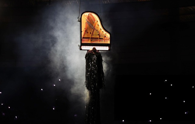 Lễ bế mạc Olympic 2024: Hành trình xuyên không gian - thời gian mãn nhãn và cái kết nghẹt thở như phim hành động Hollywood- Ảnh 7. Lễ bế mạc Olympic 2024: Hành trình xuyên không gian - thời gian mãn nhãn và cái kết nghẹt thở như phim hành động Hollywood- Ảnh 7.