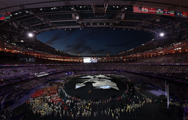 Lễ bế mạc Olympic 2024: Hành trình xuyên không gian - thời gian mãn nhãn và cái kết nghẹt thở như phim hành động Hollywood- Ảnh 3. Lễ bế mạc Olympic 2024: Hành trình xuyên không gian - thời gian mãn nhãn và cái kết nghẹt thở như phim hành động Hollywood- Ảnh 3.