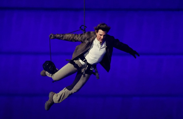 Tom Cruise đu dây ngoạn mục bất chấp "tử thần" tại lễ bế mạc Olympic, dân mạng trầm trồ: Không khác gì một bộ phim bom tấn, thật diệu kỳ!- Ảnh 1. Tom Cruise đu dây ngoạn mục bất chấp "tử thần" tại lễ bế mạc Olympic, dân mạng trầm trồ: Không khác gì một bộ phim bom tấn, thật diệu kỳ!- Ảnh 1.