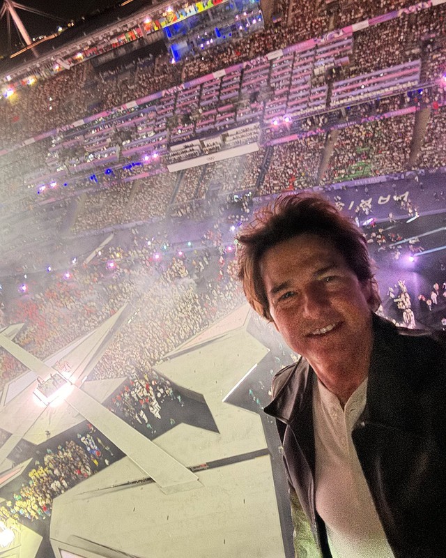 Bức ảnh selfie 7 triệu view của Tom Cruise trước khi nhảy từ độ cao 50m ở Lễ bế mạc Olympic- Ảnh 1. Bức ảnh selfie 7 triệu view của Tom Cruise trước khi nhảy từ độ cao 50m ở Lễ bế mạc Olympic- Ảnh 1.