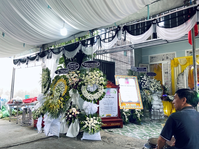 Không khí tang thương bao trùm căn nhà của 2 mẹ con gặp tai nạn ở Bình Dương: "Cháu trai mới lên lớp 1, quần áo đồng phục cũng chuẩn bị hết rồi"- Ảnh 1. Không khí tang thương bao trùm căn nhà của 2 mẹ con gặp tai nạn ở Bình Dương: "Cháu trai mới lên lớp 1, quần áo đồng phục cũng chuẩn bị hết rồi"- Ảnh 1.