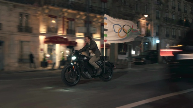 Tom Cruise đu dây ngoạn mục bất chấp "tử thần" tại lễ bế mạc Olympic, dân mạng trầm trồ: Không khác gì một bộ phim bom tấn, thật diệu kỳ!- Ảnh 3. Tom Cruise đu dây ngoạn mục bất chấp "tử thần" tại lễ bế mạc Olympic, dân mạng trầm trồ: Không khác gì một bộ phim bom tấn, thật diệu kỳ!- Ảnh 3.