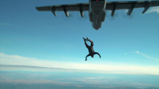 Tom Cruise đu dây ngoạn mục bất chấp "tử thần" tại lễ bế mạc Olympic, dân mạng trầm trồ: Không khác gì một bộ phim bom tấn, thật diệu kỳ!- Ảnh 4. Tom Cruise đu dây ngoạn mục bất chấp "tử thần" tại lễ bế mạc Olympic, dân mạng trầm trồ: Không khác gì một bộ phim bom tấn, thật diệu kỳ!- Ảnh 4.