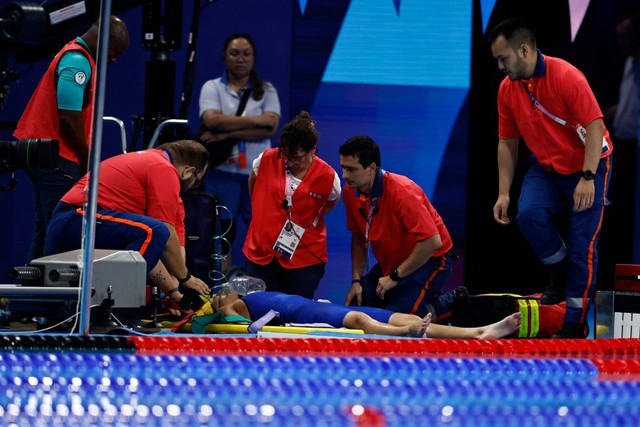 Nữ kình ngư xinh đẹp đổ gục kinh hoàng sau khi kết thúc phần thi tại Olympic, phải cấp cứu khẩn cấp- Ảnh 1. Nữ kình ngư xinh đẹp đổ gục kinh hoàng sau khi kết thúc phần thi tại Olympic, phải cấp cứu khẩn cấp- Ảnh 1.