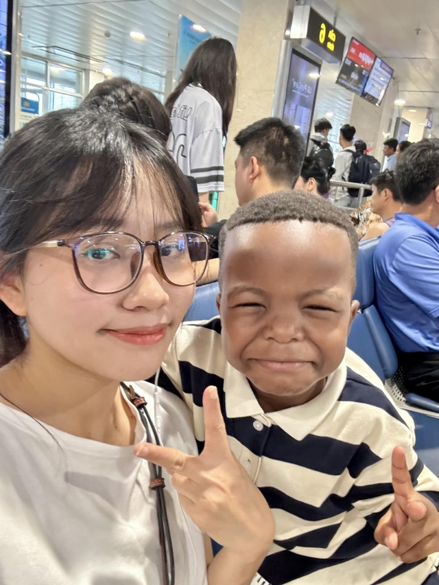 Quang Linh Vlogs đưa Lôi Con rời Việt Nam sau hơn 3 tháng đầy niềm vui, kiếm nhiều tiền nhưng vẫn có điều gây tiếc nuối!- Ảnh 3. Quang Linh Vlogs đưa Lôi Con rời Việt Nam sau hơn 3 tháng đầy niềm vui, kiếm nhiều tiền nhưng vẫn có điều gây tiếc nuối!- Ảnh 3.