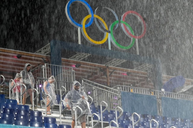 Sân thi đấu tại Olympic 2024 mưa dột như thác nước, khán giả nháo nhác tìm chỗ trú- Ảnh 3. Sân thi đấu tại Olympic 2024 mưa dột như thác nước, khán giả nháo nhác tìm chỗ trú- Ảnh 3.