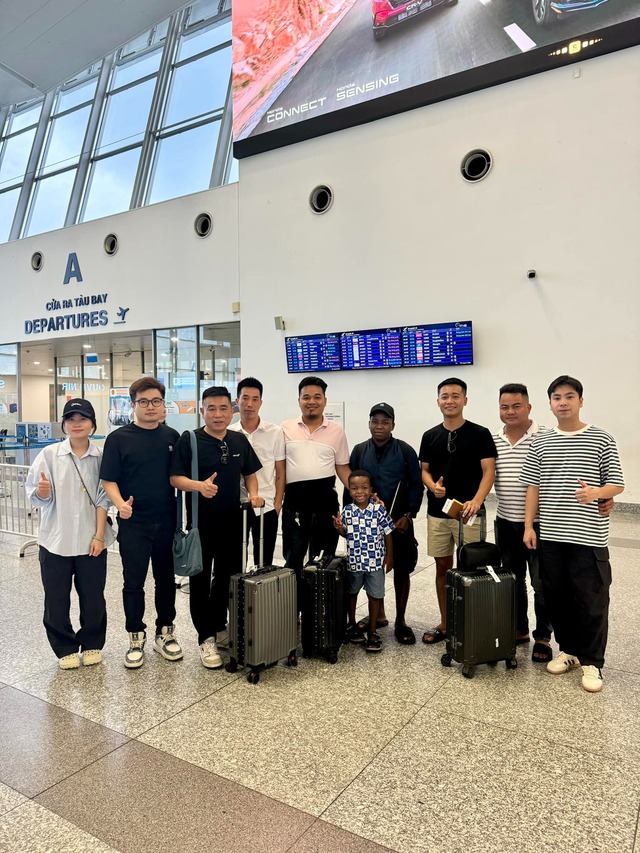 Quang Linh Vlogs đưa Lôi Con rời Việt Nam sau hơn 3 tháng đầy niềm vui, kiếm nhiều tiền nhưng vẫn có điều gây tiếc nuối!- Ảnh 1. Quang Linh Vlogs đưa Lôi Con rời Việt Nam sau hơn 3 tháng đầy niềm vui, kiếm nhiều tiền nhưng vẫn có điều gây tiếc nuối!- Ảnh 1.