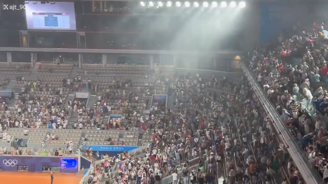 Sân thi đấu tại Olympic 2024 mưa dột như thác nước, khán giả nháo nhác tìm chỗ trú- Ảnh 1. Sân thi đấu tại Olympic 2024 mưa dột như thác nước, khán giả nháo nhác tìm chỗ trú- Ảnh 1.