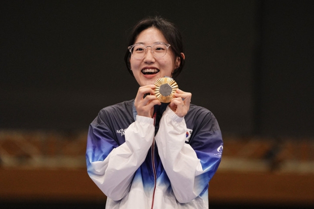 Video: Nữ xạ thủ gen Z lạnh lùng với style "sát thủ học đường" giành HCV Olympic sau loạt bắn luân lưu kịch tính- Ảnh 3. Video: Nữ xạ thủ gen Z lạnh lùng với style "sát thủ học đường" giành HCV Olympic sau loạt bắn luân lưu kịch tính- Ảnh 3.