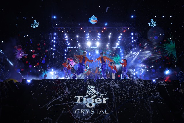 Chỉ có tại Tiger Crystal Rave: Wean Lê quẩy ướt mưa, Rhyder trình diễn ở độ cao khủng, Tóc Tiên "lột xác" với 3 nguyên tố nước - lửa - băng- Ảnh 17.