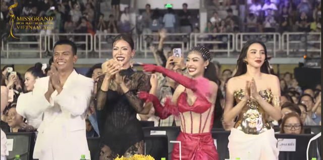 Thuỳ Tiên - Minh Tú "sượng trân", dàn giám khảo thái độ lạ khi nghe công bố Tân Miss Grand Vietnam- Ảnh 4. Thuỳ Tiên - Minh Tú "sượng trân", dàn giám khảo thái độ lạ khi nghe công bố Tân Miss Grand Vietnam- Ảnh 4.