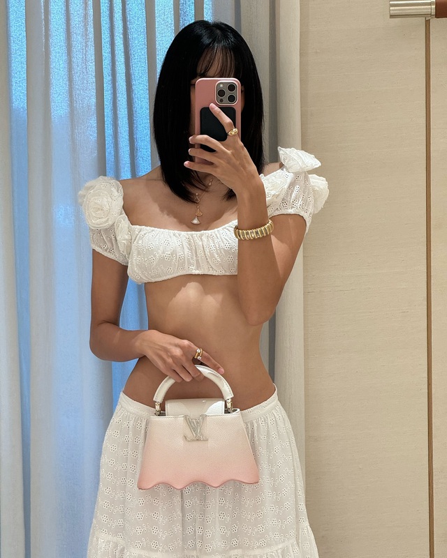 5 triệu người phát sốt trước ảnh Lisa khoe ngực táo bạo trong kỳ nghỉ với bạn trai- Ảnh 3. 5 triệu người phát sốt trước ảnh Lisa khoe ngực táo bạo trong kỳ nghỉ với bạn trai- Ảnh 3.