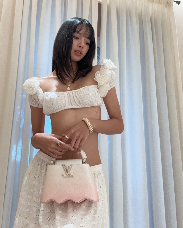 5 triệu người phát sốt trước ảnh Lisa khoe ngực táo bạo trong kỳ nghỉ với bạn trai- Ảnh 2. 5 triệu người phát sốt trước ảnh Lisa khoe ngực táo bạo trong kỳ nghỉ với bạn trai- Ảnh 2.
