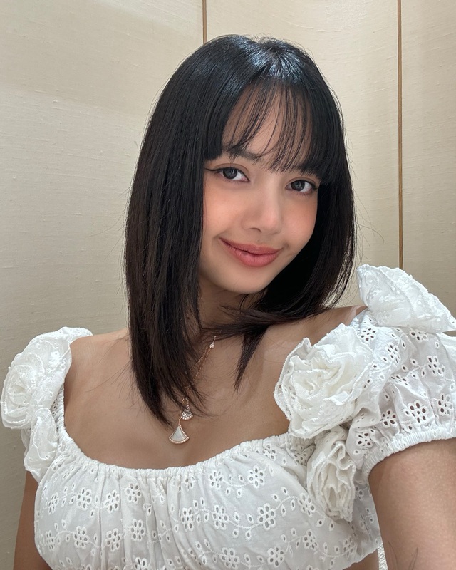 5 triệu người phát sốt trước ảnh Lisa khoe ngực táo bạo trong kỳ nghỉ với bạn trai- Ảnh 4. 5 triệu người phát sốt trước ảnh Lisa khoe ngực táo bạo trong kỳ nghỉ với bạn trai- Ảnh 4.