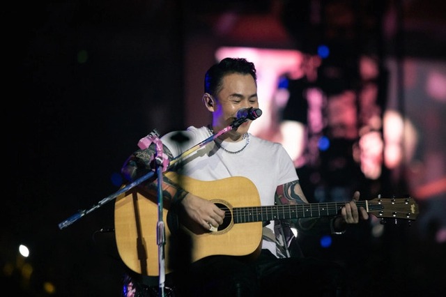 Binz xót xa khi cây đàn trị giá 200 triệu bị dàn Anh Tài "vứt xó"- Ảnh 3. Binz xót xa khi cây đàn trị giá 200 triệu bị dàn Anh Tài "vứt xó"- Ảnh 3.