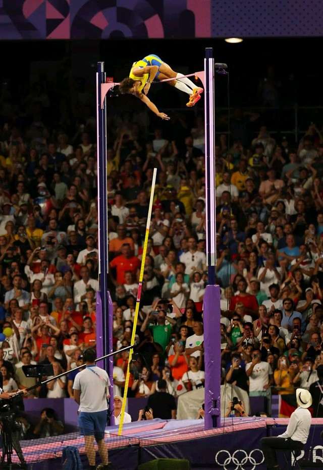VĐV nhảy sào Olympic gây choáng với hình ảnh bê bết máu, thi đấu vẫn giành huy chương- Ảnh 4. VĐV nhảy sào Olympic gây choáng với hình ảnh bê bết máu, thi đấu vẫn giành huy chương- Ảnh 4.