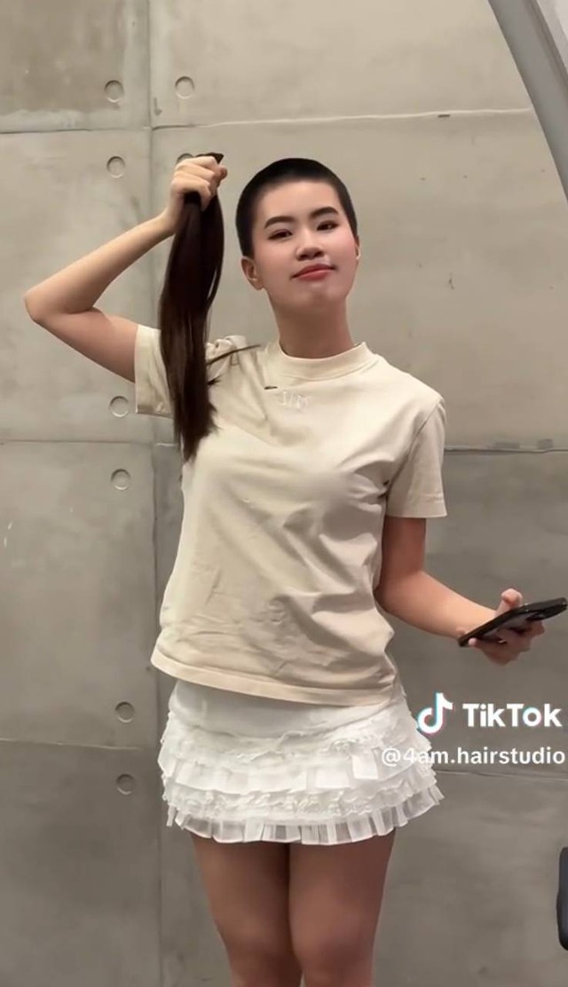 Sự thật màn cạo đầu gây sốc của sao nữ Vbiz- Ảnh 2. Sự thật màn cạo đầu gây sốc của sao nữ Vbiz- Ảnh 2.