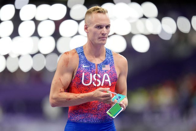 VĐV nhảy sào Olympic gây choáng với hình ảnh bê bết máu, thi đấu vẫn giành huy chương- Ảnh 3. VĐV nhảy sào Olympic gây choáng với hình ảnh bê bết máu, thi đấu vẫn giành huy chương- Ảnh 3.