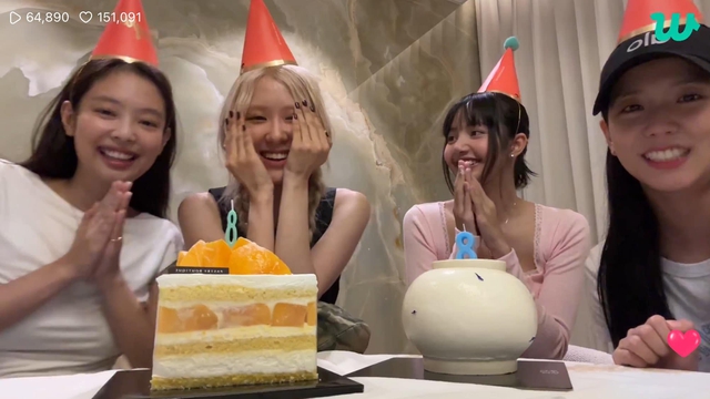 HOT: BLACKPINK tề tựu livestream mừng kỷ niệm 8 năm debut, chỉ 1 người mặc đúng dress code!- Ảnh 1. HOT: BLACKPINK tề tựu livestream mừng kỷ niệm 8 năm debut, chỉ 1 người mặc đúng dress code!- Ảnh 1.