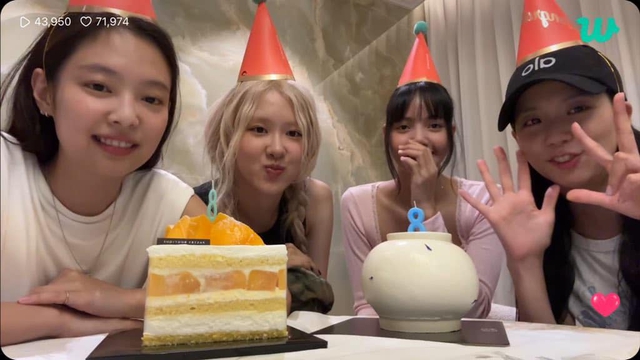 HOT: BLACKPINK tề tựu livestream mừng kỷ niệm 8 năm debut, chỉ 1 người mặc đúng dress code!- Ảnh 9. HOT: BLACKPINK tề tựu livestream mừng kỷ niệm 8 năm debut, chỉ 1 người mặc đúng dress code!- Ảnh 9.
