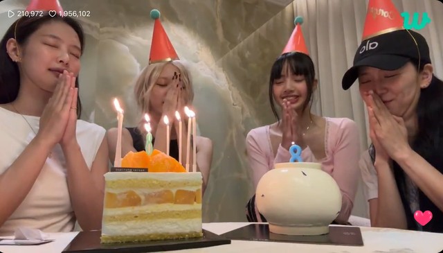 HOT: BLACKPINK tề tựu livestream mừng kỷ niệm 8 năm debut, chỉ 1 người mặc đúng dress code!- Ảnh 8. HOT: BLACKPINK tề tựu livestream mừng kỷ niệm 8 năm debut, chỉ 1 người mặc đúng dress code!- Ảnh 8.