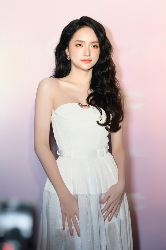 "Đại hội visual" cực hot: Lan Ngọc khoe dáng hậu du học Úc, Hà Hồ - Hương Giang có vượt ải cam thường?- Ảnh 3. "Đại hội visual" cực hot: Lan Ngọc khoe dáng hậu du học Úc, Hà Hồ - Hương Giang có vượt ải cam thường?- Ảnh 3.