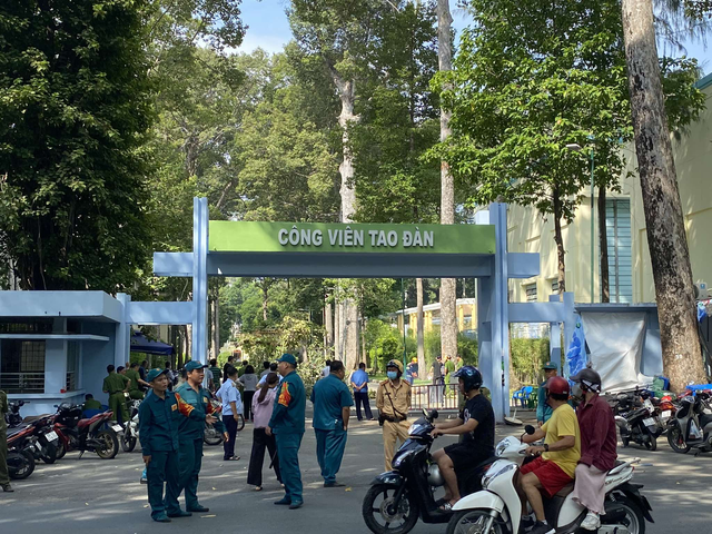 Nóng: Nhánh cây gãy đổ vào nhóm người đi bộ tập thể dục trong công viên Tao Đàn khiến 2 người chết, 3 người bị thương- Ảnh 1. Nóng: Nhánh cây gãy đổ vào nhóm người đi bộ tập thể dục trong công viên Tao Đàn khiến 2 người chết, 3 người bị thương- Ảnh 1.