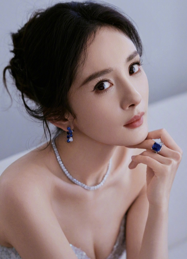 Mỹ nhân ăn tát vì dám đứng chắn ống kính của Lưu Diệc Phi - Ảnh 4. Mỹ nhân ăn tát vì dám đứng chắn ống kính của Lưu Diệc Phi - Ảnh 4.