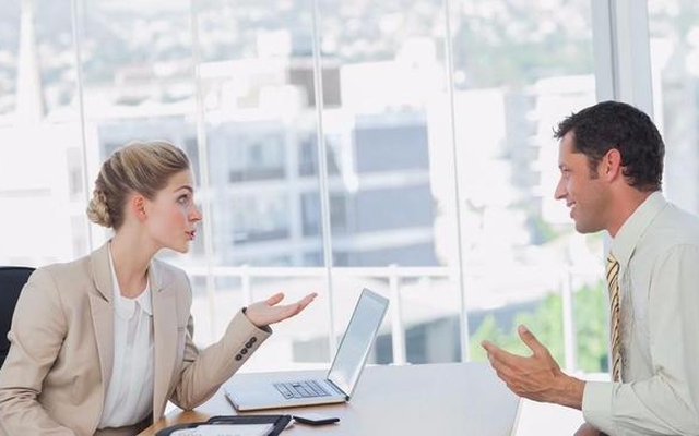 Sếp hỏi đang làm gì, đa số ngại trả lời, người EQ cao ứng xử khéo