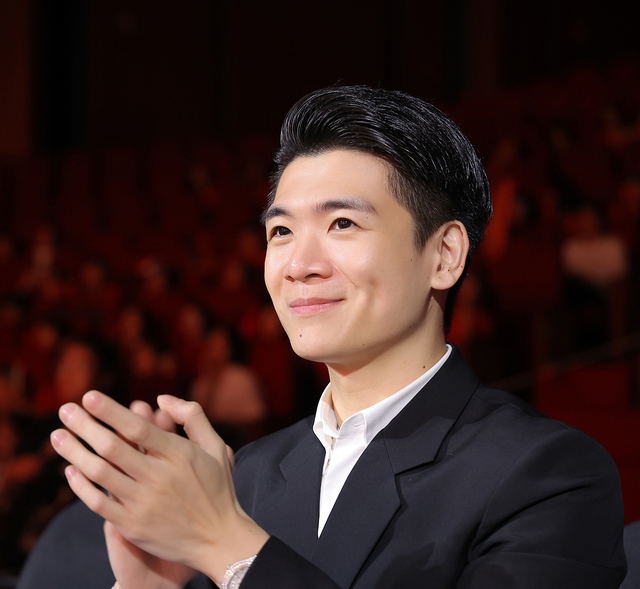 Đỗ Mỹ Linh bất ngờ nhận vai trò "quyền lực" mới tại SHB: Khoe nhan sắc và thần thái cuốn hút, cách cư xử được khen hết lời - Ảnh 4. Đỗ Mỹ Linh bất ngờ nhận vai trò "quyền lực" mới tại SHB: Khoe nhan sắc và thần thái cuốn hút, cách cư xử được khen hết lời - Ảnh 4.