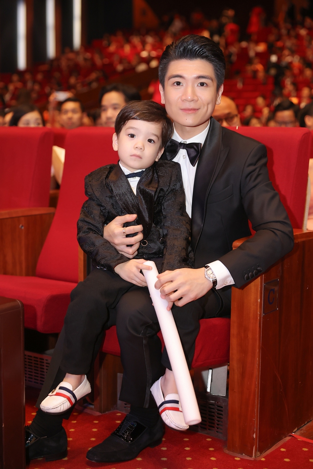 Hoa hậu hào môn Đỗ Mỹ Linh sánh đôi bên ông xã trong lễ kỷ niệm quan trọng, khẳng định vai trò không nhỏ ở công ty nhà chồng - Ảnh 3. Hoa hậu hào môn Đỗ Mỹ Linh sánh đôi bên ông xã trong lễ kỷ niệm quan trọng, khẳng định vai trò không nhỏ ở công ty nhà chồng - Ảnh 3.