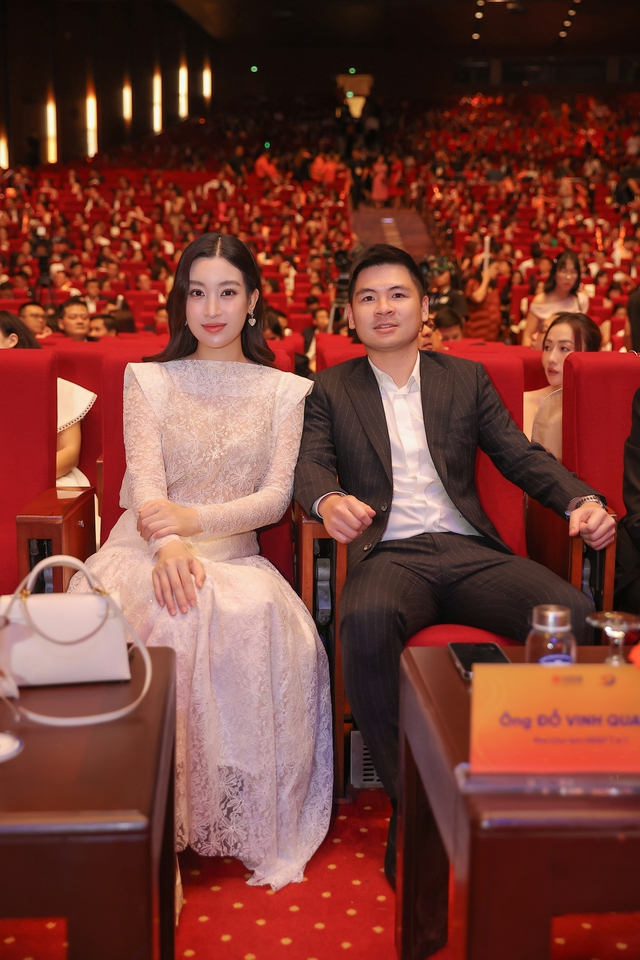 Hoa hậu hào môn Đỗ Mỹ Linh sánh đôi bên ông xã trong lễ kỷ niệm quan trọng, khẳng định vai trò không nhỏ ở công ty nhà chồng - Ảnh 2. Hoa hậu hào môn Đỗ Mỹ Linh sánh đôi bên ông xã trong lễ kỷ niệm quan trọng, khẳng định vai trò không nhỏ ở công ty nhà chồng - Ảnh 2.