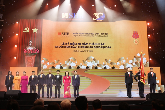 Hoa hậu hào môn Đỗ Mỹ Linh sánh đôi bên ông xã trong lễ kỷ niệm quan trọng, khẳng định vai trò không nhỏ ở công ty nhà chồng - Ảnh 4. Hoa hậu hào môn Đỗ Mỹ Linh sánh đôi bên ông xã trong lễ kỷ niệm quan trọng, khẳng định vai trò không nhỏ ở công ty nhà chồng - Ảnh 4.