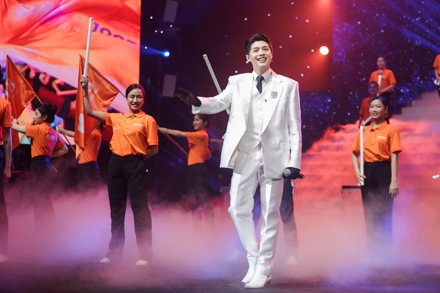 Hoa hậu hào môn Đỗ Mỹ Linh sánh đôi bên ông xã trong lễ kỷ niệm quan trọng, khẳng định vai trò không nhỏ ở công ty nhà chồng - Ảnh 5. Hoa hậu hào môn Đỗ Mỹ Linh sánh đôi bên ông xã trong lễ kỷ niệm quan trọng, khẳng định vai trò không nhỏ ở công ty nhà chồng - Ảnh 5.