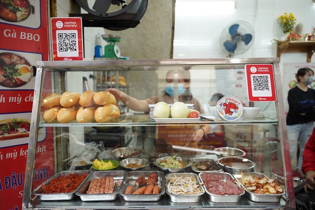 Thanh toán bằng mã QR bùng nổ vì tiện cho cả người mua và người bán - Ảnh 1. Thanh toán bằng mã QR bùng nổ vì tiện cho cả người mua và người bán - Ảnh 1.