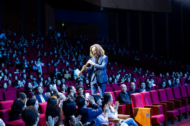 “Vua kèn” Kenny G thăng hoa với những nhạc phẩm bất hủ, nói tiếng Việt khiến 4.000 khán giả thích thú, tiết lộ món ăn sáng “tủ” tại Việt Nam - Ảnh 1. “Vua kèn” Kenny G thăng hoa với những nhạc phẩm bất hủ, nói tiếng Việt khiến 4.000 khán giả thích thú, tiết lộ món ăn sáng “tủ” tại Việt Nam - Ảnh 1.