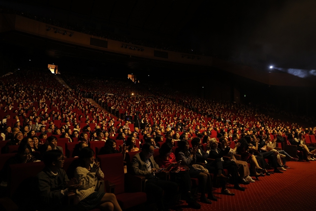 “Vua kèn” Kenny G thăng hoa với những nhạc phẩm bất hủ, nói tiếng Việt khiến 4.000 khán giả thích thú, tiết lộ món ăn sáng “tủ” tại Việt Nam - Ảnh 2. “Vua kèn” Kenny G thăng hoa với những nhạc phẩm bất hủ, nói tiếng Việt khiến 4.000 khán giả thích thú, tiết lộ món ăn sáng “tủ” tại Việt Nam - Ảnh 2.