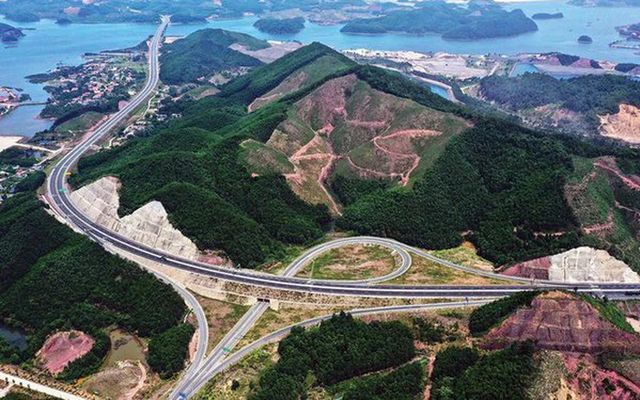 Lột xác từ “nâu” sang “xanh”, tỉnh thuộc "tam giác vàng" kinh tế phía Bắc có GRDP bình quân tăng 4 lần, xếp thứ 2 cả nước sau 12 năm - Ảnh 1. Lột xác từ “nâu” sang “xanh”, tỉnh thuộc "tam giác vàng" kinh tế phía Bắc có GRDP bình quân tăng 4 lần, xếp thứ 2 cả nước sau 12 năm - Ảnh 1.